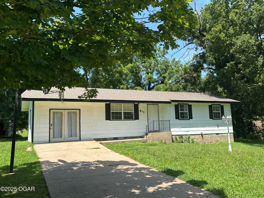 613 Stephens Neosho, MO 64850